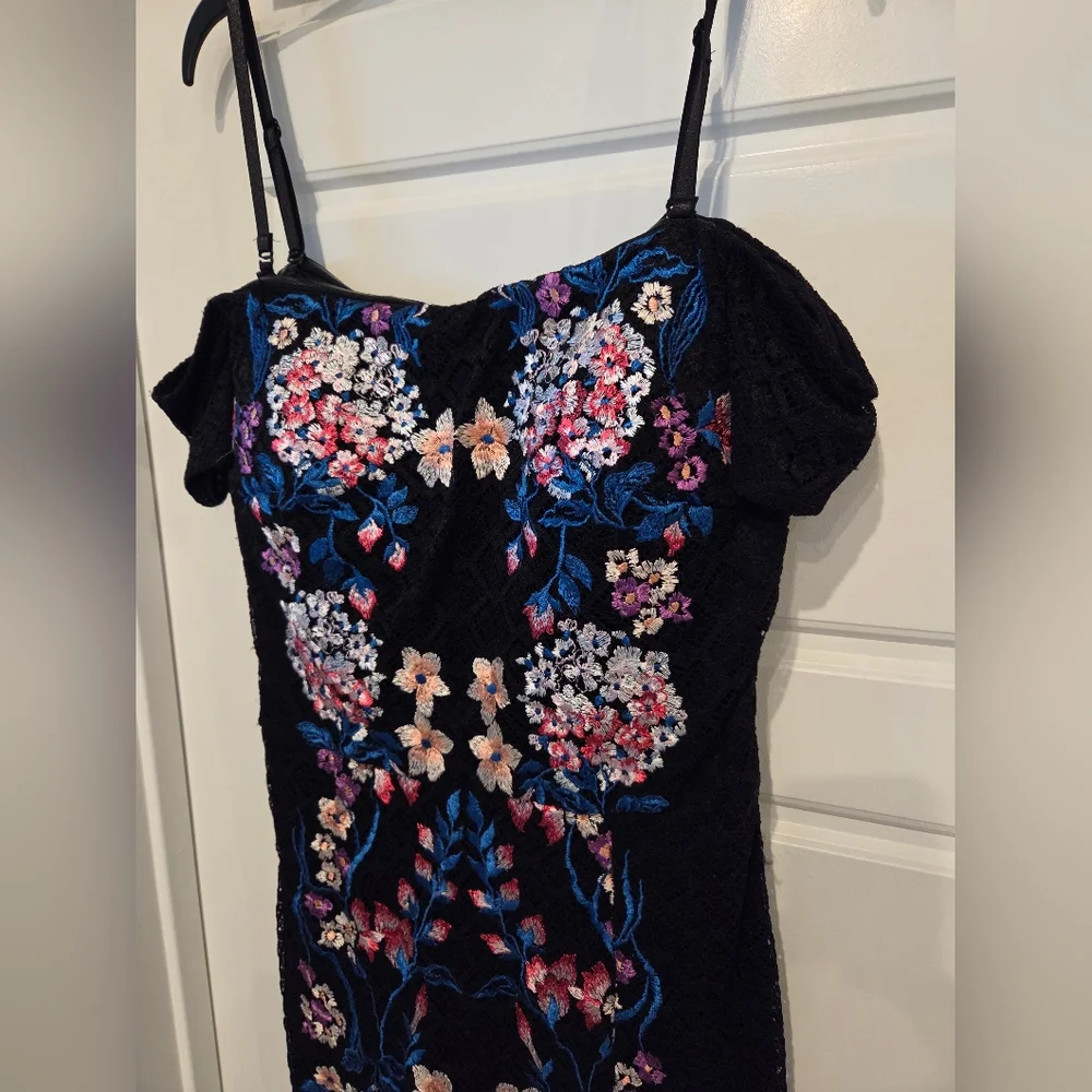 GUESS WOMEN'S EMBROIDERED PEPLUM FLORAL DRESS SIZE 8 - Picture 5 of 10